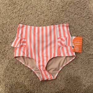 NWT Kortni Jeane Ruffled Bottoms-Size Medium